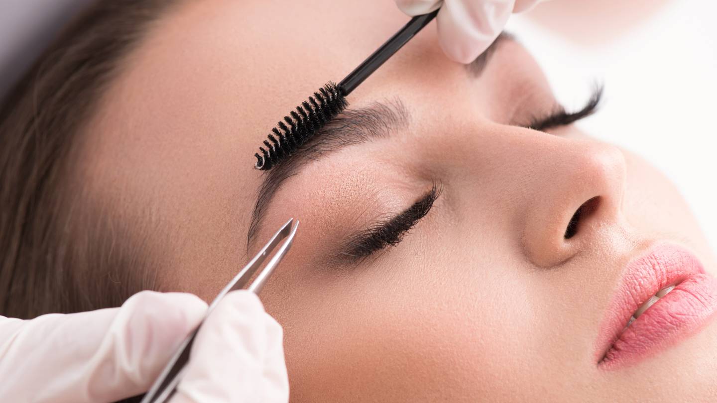 what factors should be considered before opting for eyebrow feathering 1 (2)